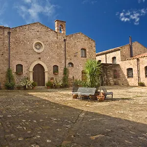 Relais Abbazia Santa Anastasia & Winery Bauernhof Castelbuono (Sicily)